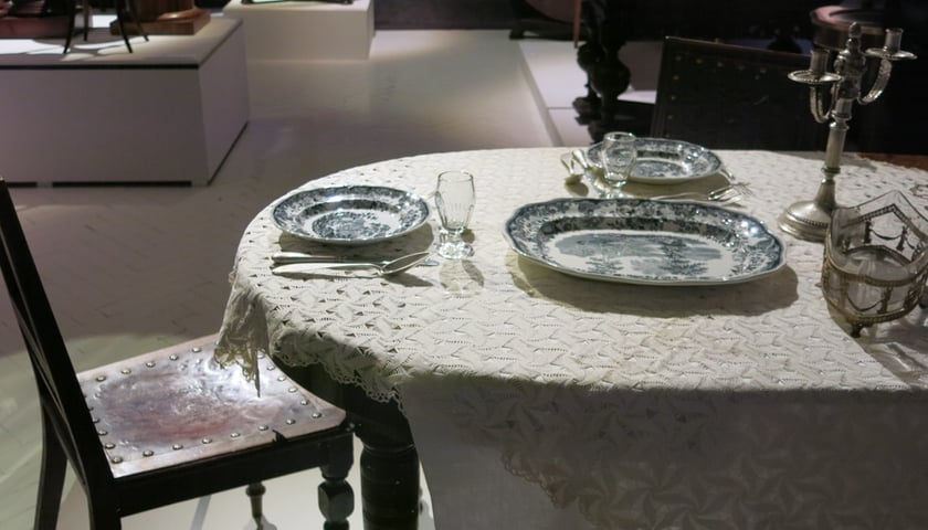 „Płaszczyzna porozumienia”. Wystawa stołów z XVIII i XIX wieku w Muzeum Narodowym