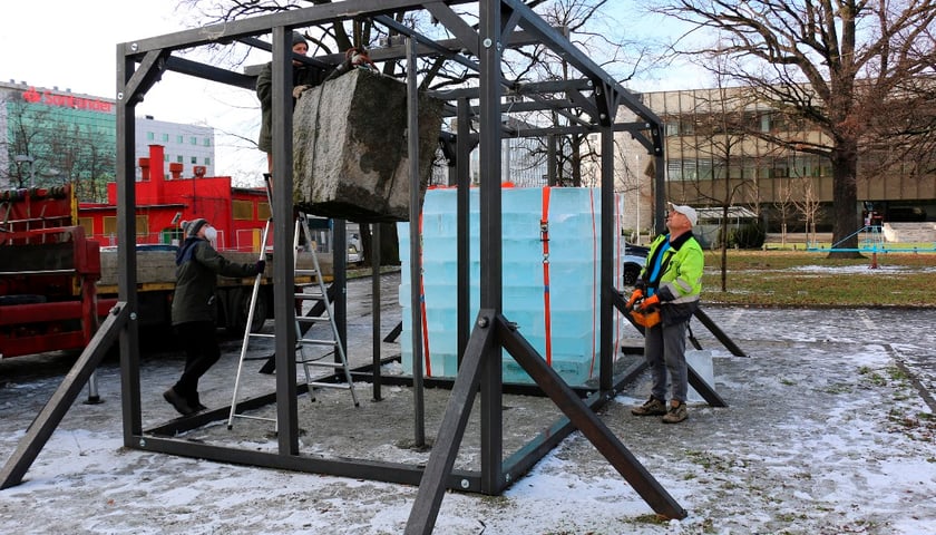 Lodowa rzeźba „Maszyna czasu” stanęła przy Muzeum Współczesnym Wrocław