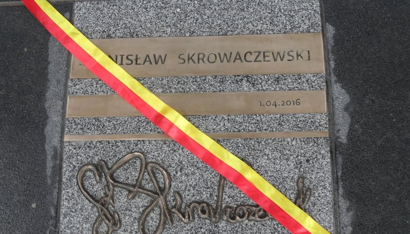 Pamiątkowa tablica przed NFM dla Stanisława Skrowaczewskiego