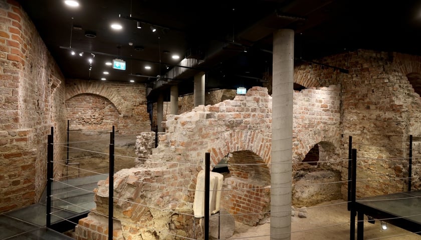 Podziemia Domu Notre Dame na Ostrowie Tumskim &ndash; fundamenty XII-wiecznej wieży mieszkalnej Bolesława Wysokiego