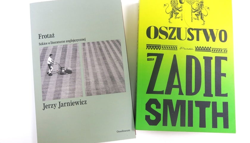 <p>&bdquo;Frotaż. Szkice z literatury anglojżeycznej&rdquo; Jerzego Jarniewicza (Wydawnictwo Ossolineum) oraz &bdquo;Oszustwo&rdquo; Zadie Smith w tłumaczeniu Justyna Huni (Wydawnictwo Znak)</p>