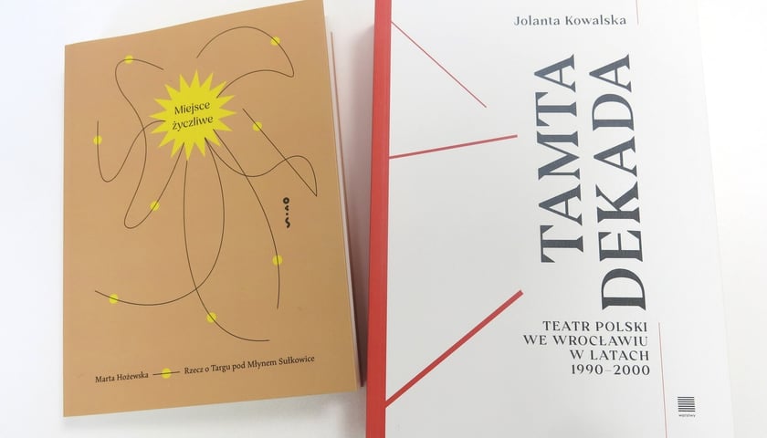 <p>&bdquo;Miejsce życzliwe. Rzecz o Targu pod Młynem Sułkowice&rdquo;, Marta Hożewska (Wydawnictwo OKiS), &bdquo;Tamta dekada. Teatr Polski we Wrocławiu w latach 1990-2000&rdquo; Jolanta Kowalska (Wydawnictwo Warstwy)</p>
