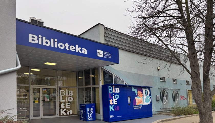 Biblioteka, w której trwa kiermasz - widok z zewnątrz 