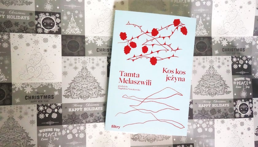 Powiększ obraz: <p>Tamta Melaszwili, &bdquo;Kos, kos, jeżyna&rdquo;, przekład Magdalena Nowakowska, Wydawnictwo Filtry</p>
<p class="MsoNormal">&nbsp;</p>