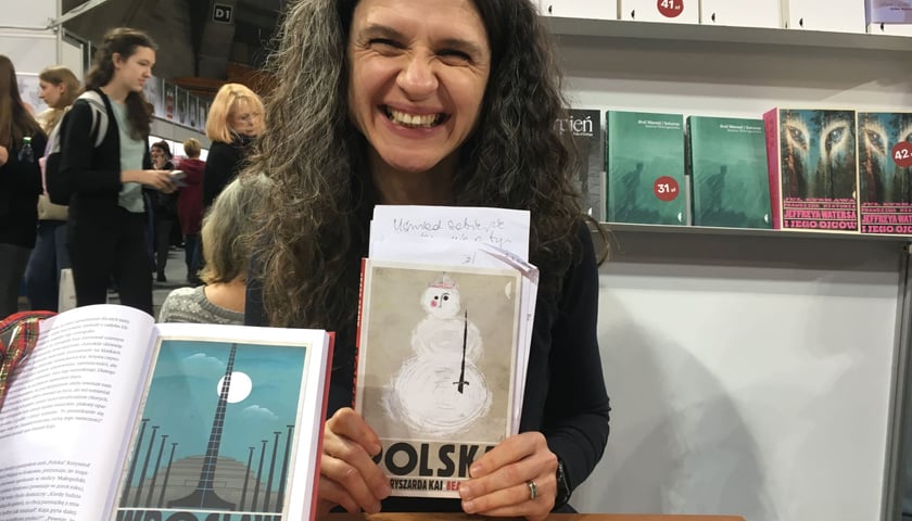 <p>Beata Szady na stoisku Wydawnictwa Czarne podczas Wrocławskich Targ&oacute;w Dobrych Książek 2024</p>