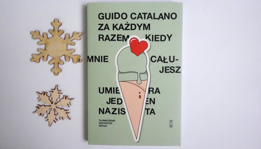 <p>Guido Catalano, &bdquo;Za każdym razem, kiedy mnie całujesz umiera jeden nazista&rdquo;, tłumaczenie Krzysztof Gryko, Państwowy Instytut Wydawniczy 2024</p>