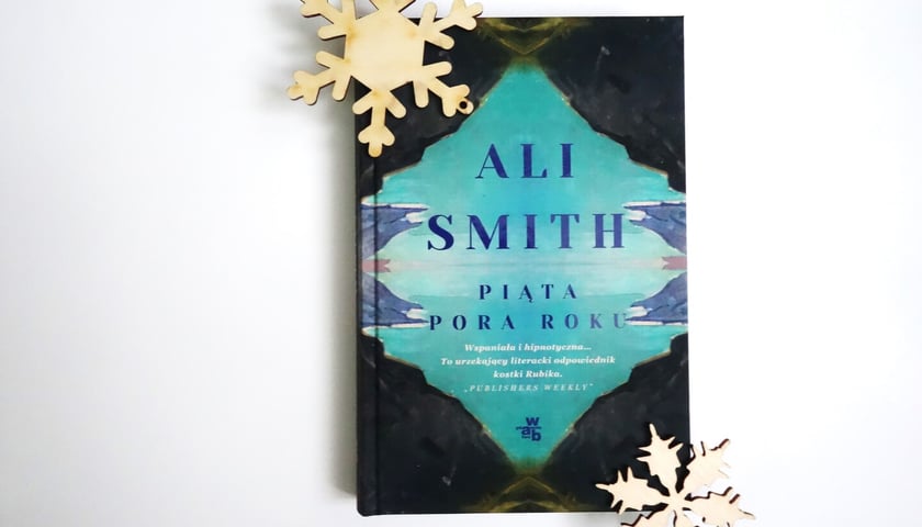 <p>Ali Smith, &bdquo;Piąta pora roku&rdquo;, tłumaczenie Jerzy Kozłowski, Wydawnictwo W.A.B. 2024</p>