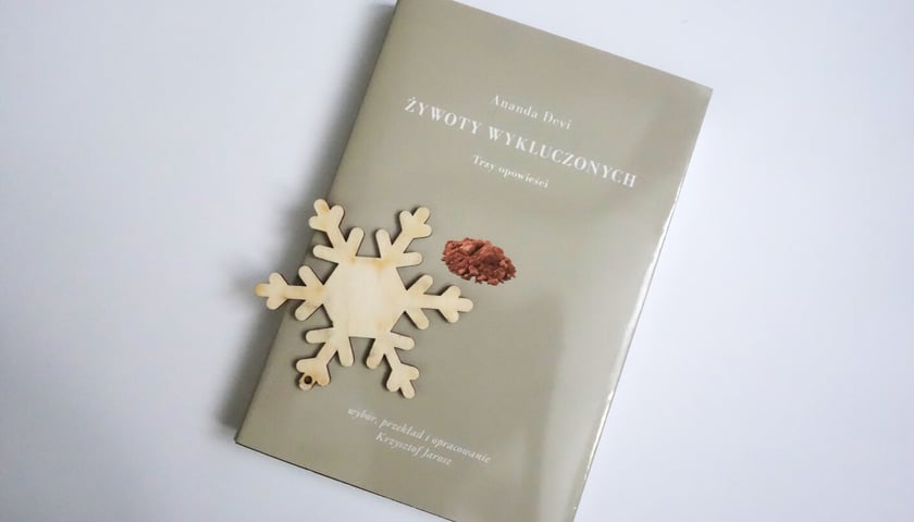 <p>Ananda Devi, &bdquo;Żywoty wykluczonych. Trzy opowieści&rdquo;, wyb&oacute;r, przekład i opracowanie Krzysztof Jarosz, Wydawnictwo w Podw&oacute;rku 2024</p>