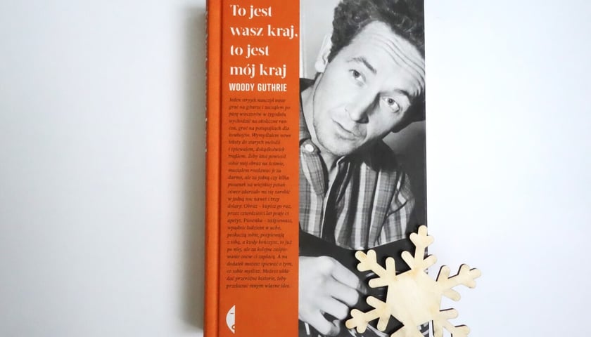 <p>Woody Guthrie, &bdquo;To jest wasz kraj, to jest m&oacute;j kraj&rdquo;, tłumaczenie Tomasz S. Gałązka, Wydawnictwo Czarne 2022</p>