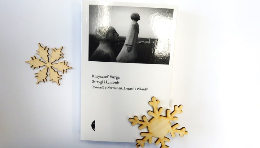 <p>Krzysztof Varga, &bdquo;Ostrygi i kamienie. Opowieść o Normandii, Bretanii i Pikardii&rdquo;, Wydawnictwo Czarne 2024</p>