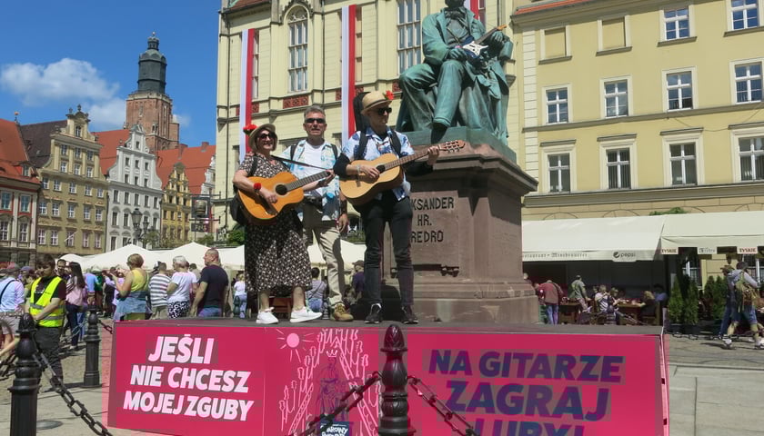 <p>Uczestnicy Gitarowego Rekordu Świata 2025 na wrocławskim rynku</p>