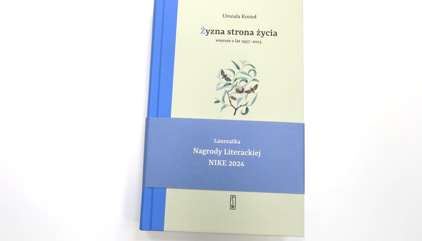 <p>Urszula Kozioł, &bdquo;Żyzna strona&nbsp; zycia. Wiersze z lat 1957-2023&rdquo;, posłowie i oprac. red. Katarzyna W&oacute;jcik, Państwowy Instytut Wydawniczy 2025</p>