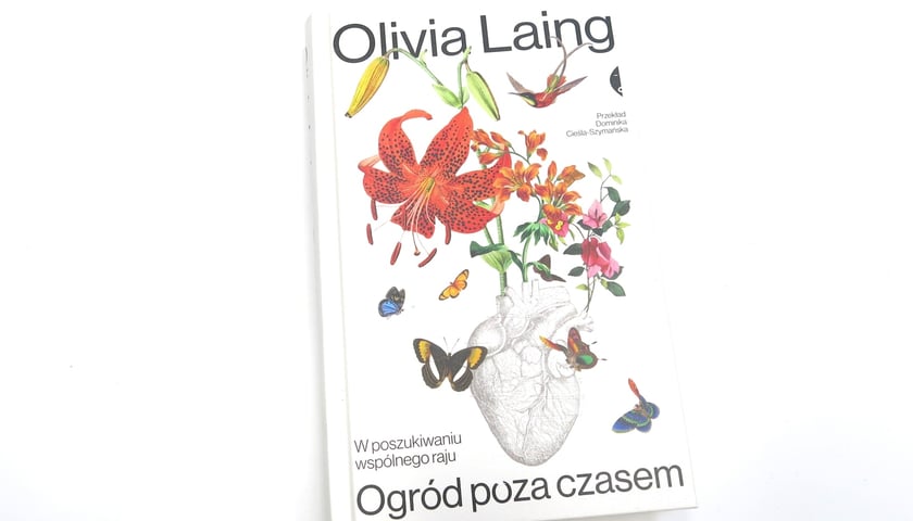 <p>Olivia Laing, &bdquo;Ogr&oacute;d poza czasem. W poszukiwaniu wsp&oacute;lnego raju&rdquo;, przekład Dominika Cieśla-Szymańska, Wydawnictwo Czarne 2025</p>