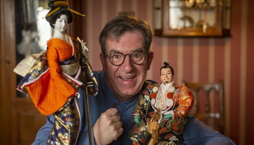 Na zdjęciu Zbigniew Szymczyk, dyrektor Wrocławskiego Teatru Pantomimy z japońskimi lalkami, które kolekcjonuje 
