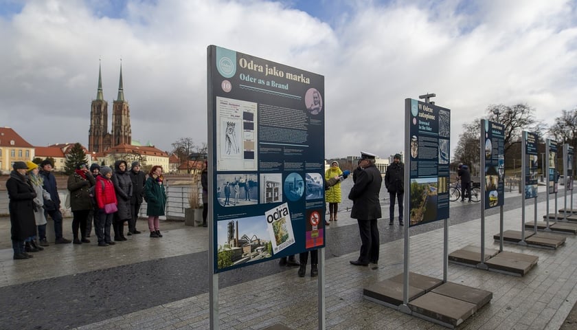 Plansze ustawiono w pięknym miejscu. Oglądając je, w tle można podziwiać Ostrów Tumski