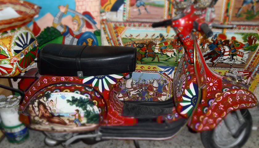 <p>Ozdobiona sycylijskimi wzorami Vespa (wśr&oacute;d motyw&oacute;w widoczna św. Rozalia, patronka Palermo w jaskini)&nbsp;</p>