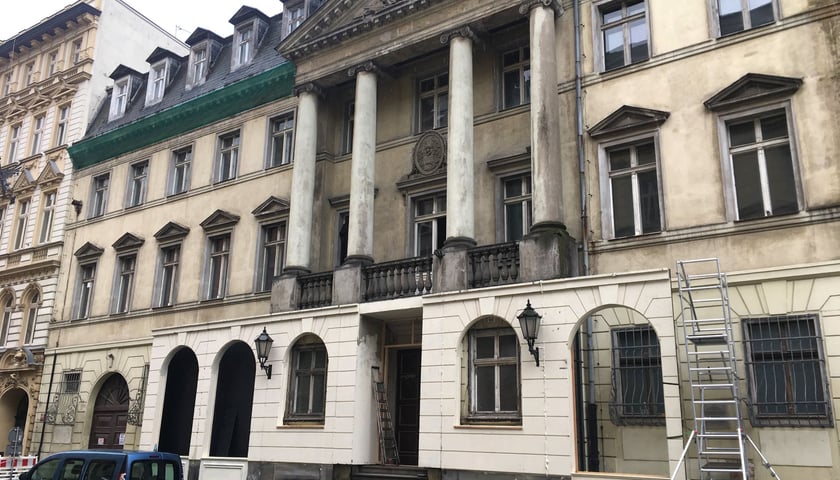 Na zdjęciu pałac Wallenberg-Pachalych juz z pierwszymi przeróbkami wprowadzonymi przez filmowców 