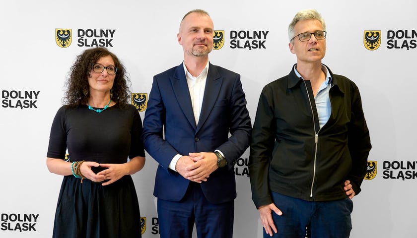 <p>Izabela Duchnowska, Jarosław Rabczenko, wicemarszałek wojew&oacute;dztwa dolnośląskiego, dyrektor Michał Zadara&nbsp;</p>