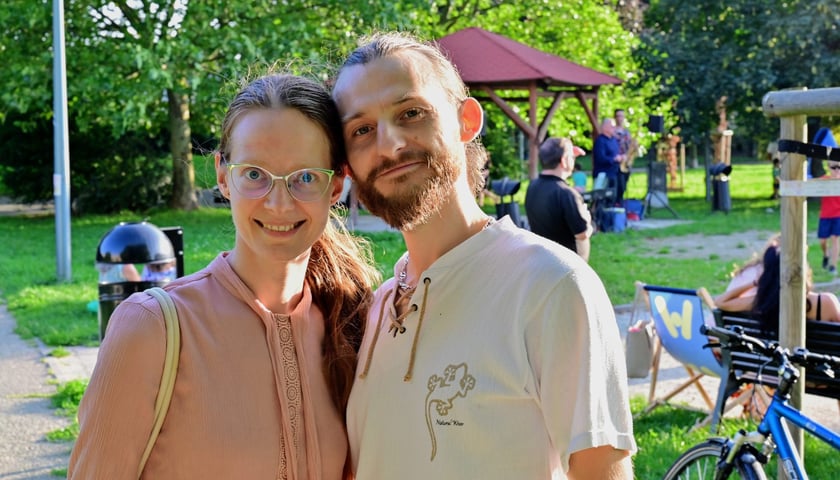 Ola i Mateusz na koncercie. Muzyków znają z klubu Vertigo, mieszkają blisko, więc nie mogli nie skorzystać