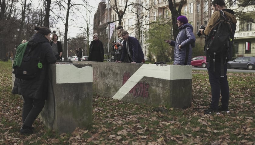 <p>We wrocławskich schronach odbywa się trzydniowa wystawa Yuriya Bileya &ndash; szczeliny przeciwlotnicze przy Moście Zwierzynieckim</p>