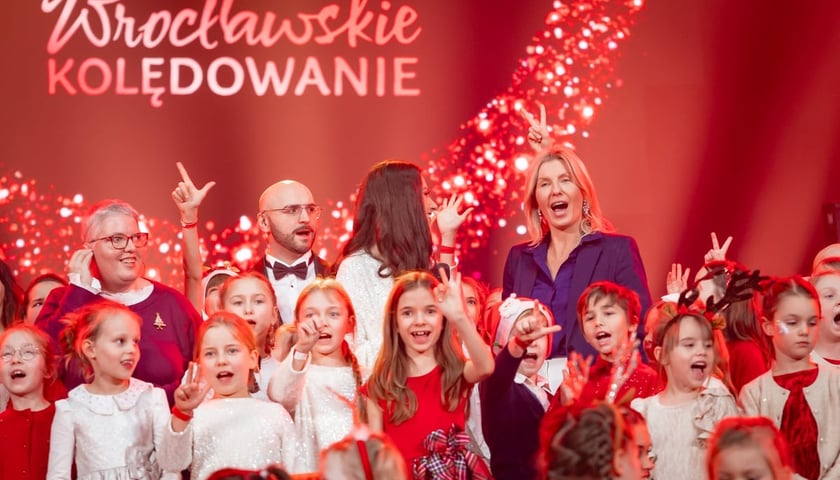 Wrocławskie Kolędowanie - Koncert dla Pokoju w Hali Stulecia 11 grudnia. Na scenie m.in. Renata Granowska, wiceprezydent Wrocławia, śpiewające dzieci i artyści