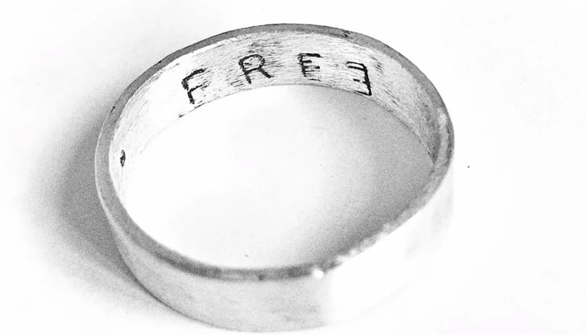 Na zdjęciach biżuteria z projektu &bdquo;Relacje&rdquo; realizowanego&nbsp;w ramach stypendium artystycznego Prezydenta Wrocławia