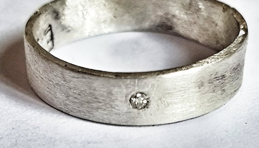 Na zdjęciach biżuteria z projektu &bdquo;Relacje&rdquo; realizowanego&nbsp;w ramach stypendium artystycznego Prezydenta Wrocławia