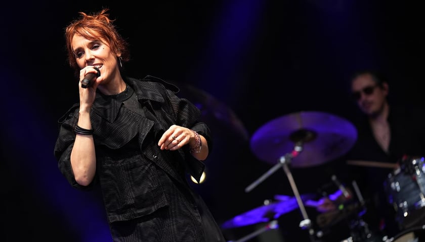 ZAZ śpiewa na placu Wolności