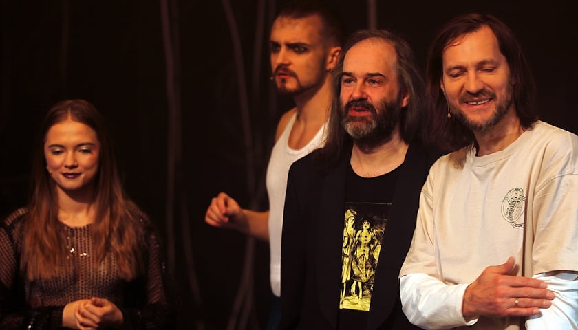 <p>Aktorzy &ndash; z lewej Karolina Klich, Dawid Suliba, kompozytor Paweł romańczuk oraz Sambor Dudziński</p>