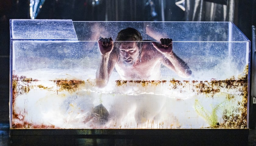 na zdjęciu Sambor Dudziński jako Odyseusz w „Odysei” w Capitolu