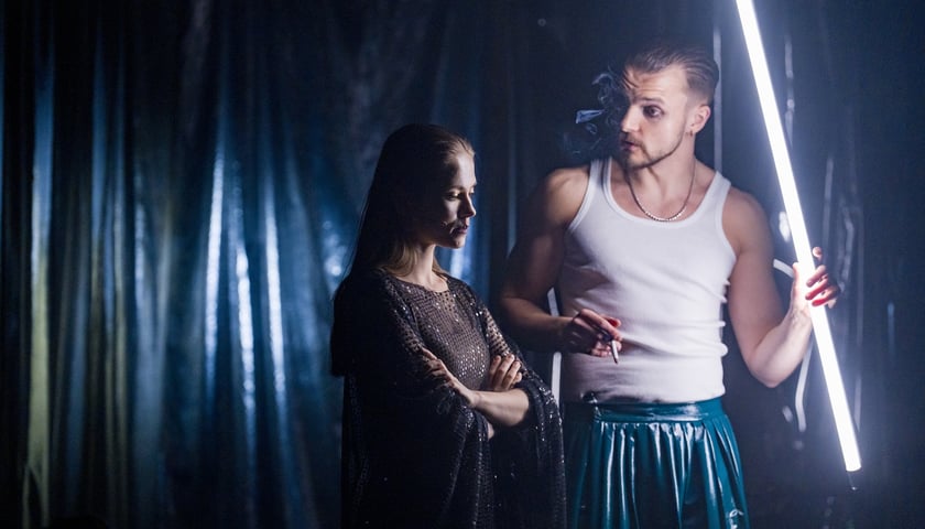 <p>&bdquo;Odyseja&rdquo; w reż. Małgorzaty Warsickiej na scenie Teatru Muzycznego Capitol &ndash; scena ze spektaklu</p>