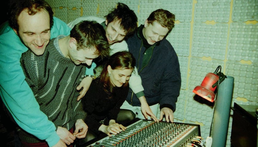 <p class="MsoNormal">Zesp&oacute;ł Kormorany w swoim studio w PWSSP, 1995</p>