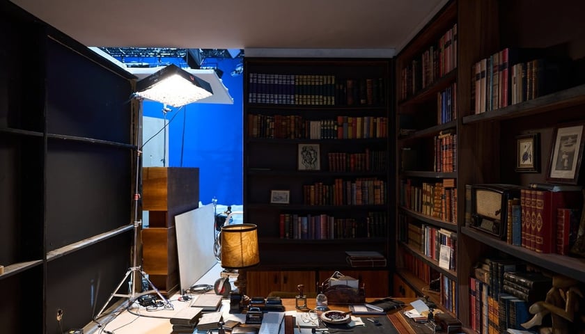 <p>Na planie filmu &bdquo;Fatherland&rdquo; w Wytw&oacute;rni Film&oacute;w Fabularnych</p>