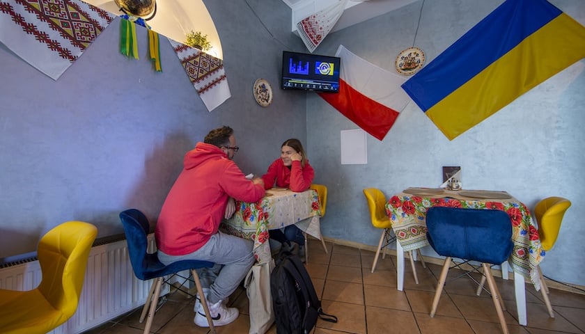 Powiększ obraz: Coraz więcej osób odwiedza ukraińskie restauracje.