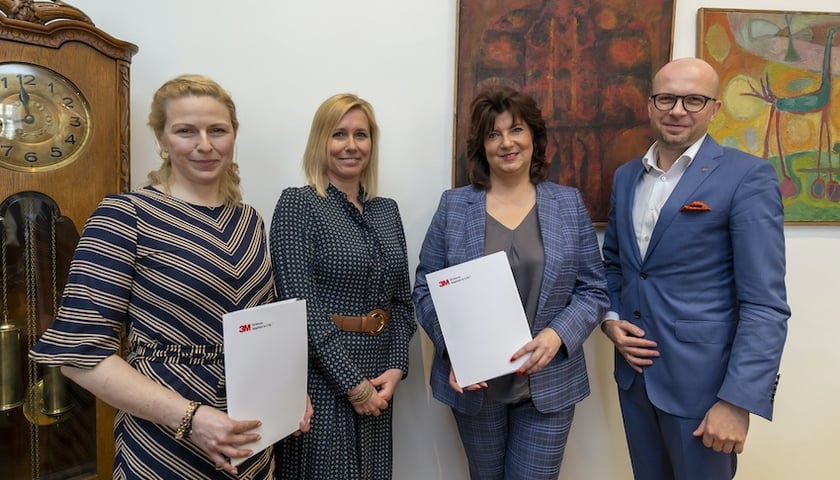 Powiększ obraz: 3M podpisało umowę z Miastem Wrocław dotyczącą pomocy Ukraińcom.