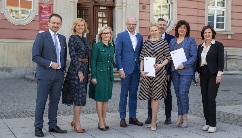 Od lewej: Mariusz Wawer, dyrektor ds. relacji rządowych 3M Region Europy Wschodniej, Dominika Kawala, dyrektor 3M Superhub Wrocław; Małgorzata Golatowska,
dyrektor ds. komunikacji 3M; Jakub Mazur, wiceprezydent Wrocławia; Monika Kaczkowska, dyrektor CKU; Jarosław Delewski, dyrektor Departamentu Edukacji UM Wrocławia, Bogumiła Mandat, dyrektorka XV LO, Magdalena Okulowska, prezes ARAW
