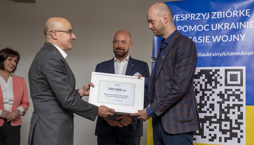 Prezes Unit4, Piotr Chrobot, przekazał 250 tys. zł na ręce prezesa Fundacji Ukraina, Artema Zozulii.