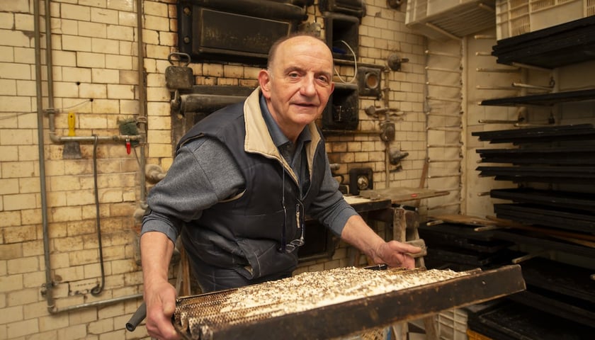 Powiększ obraz: Andrzej Sekuna prowadzi swoja piekarnię od 1976 roku.
