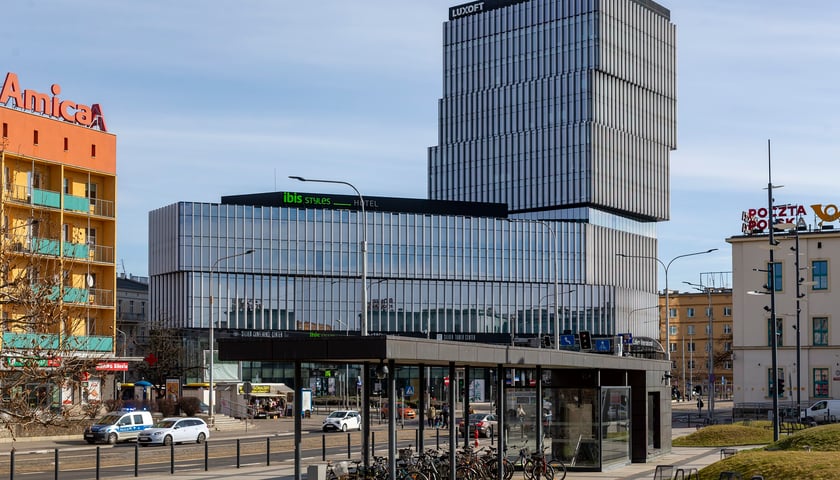 Na zdjęciu w centrum budynek Silver Tower Center we Wrocławiu.