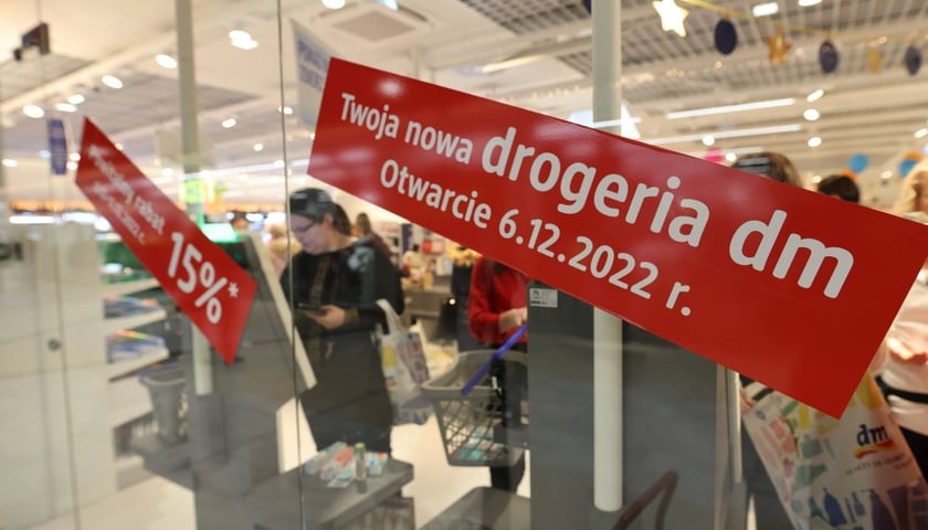 6 grudnia 2022 r. otwarto drogerię dm w centrum handlowym Marino we Wrocławiu