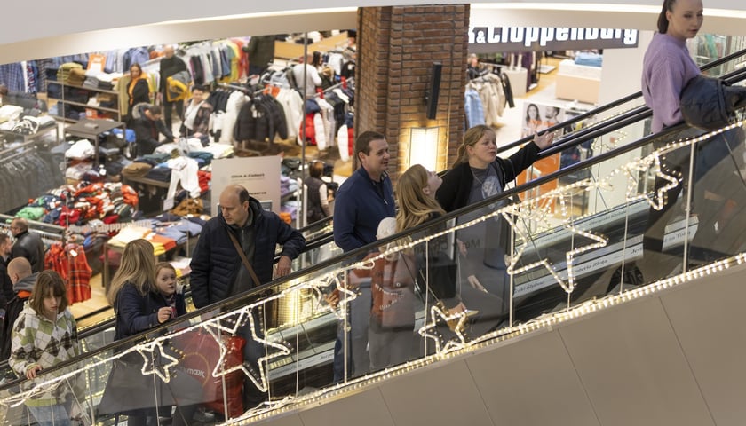 Na zdjęciu widać klientów w galerii handlowej