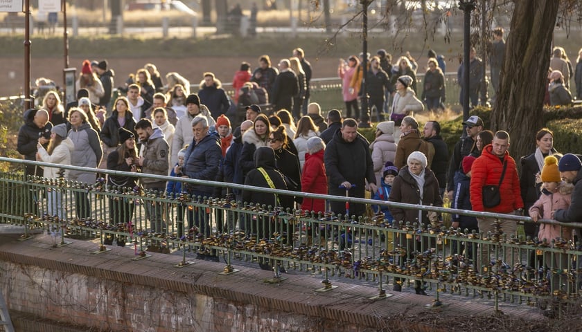 Na zdjęciu widać osoby dorosłe i dziecko na spacerze