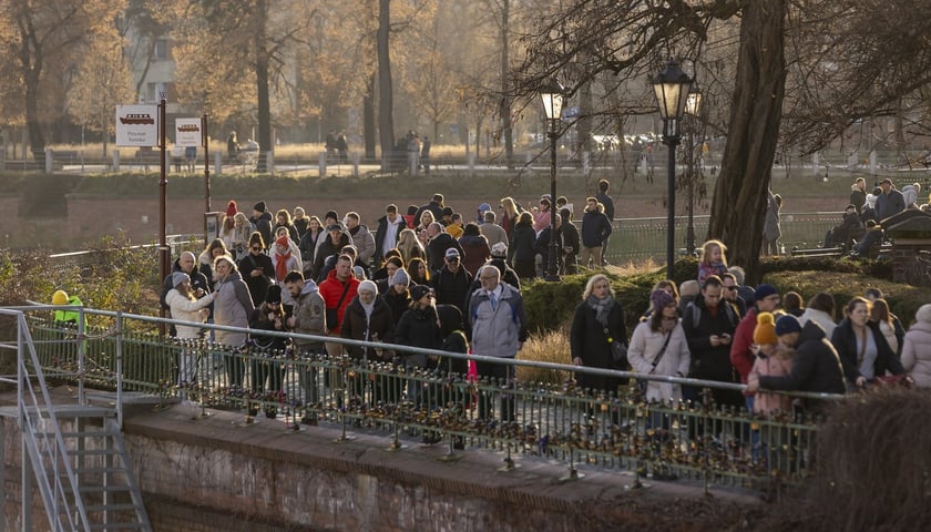 Na zdjęciu widać kobiety i mężczyzn na bulwarze  nad Odrą we Wrocławiu