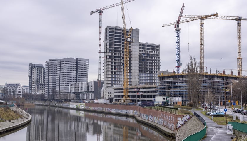 Na zdjęciu budowa kompleksu wieżowców Quorum na Szczepinie