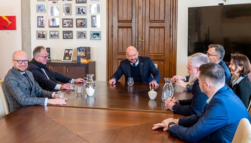 spotkanie władz Wrocławia i firmy IAV z udziałem m.in. prezydentem Jackiem Sutrykiem i Uwe Horn, dyrektorem zarządzającym i dyrektorem ds. pracy IAV