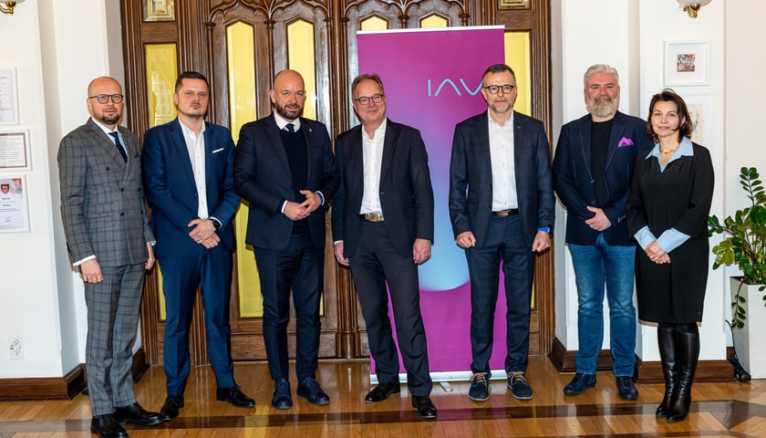 Na zdjęciu spotkanie władz Wrocławia i firmy IAV z udziałem m.in. prezydentem Jackiem Sutrykiem i Uwe Horn, dyrektorem zarządzającym i dyrektorem ds. pracy IAV