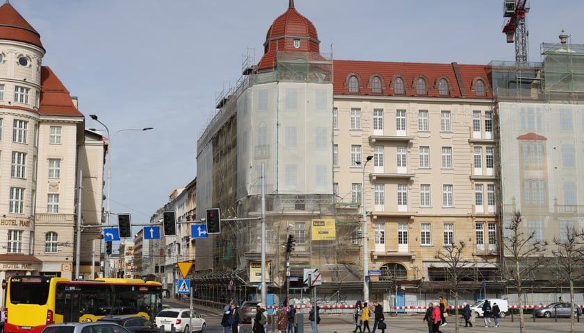 Na zdjęciu widać hotel Grand. Od piątku, 17 marca widać elewację hotelu Grand od dachu do parteru. 
