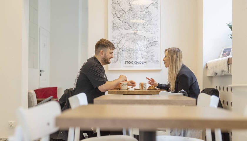 Klienci Kaffe Bageri Stockholm przy ul. Nożowniczej