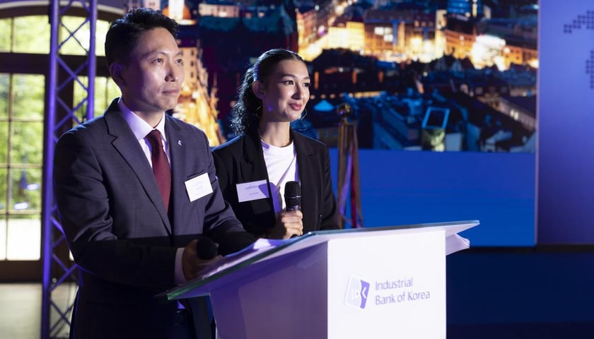 Uczestnicy uroczystości otwarcia Industrial Bank of Korea