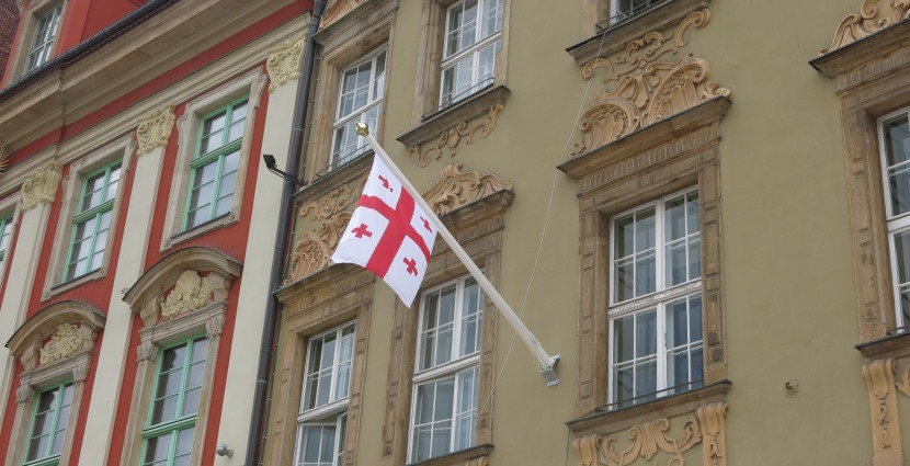 W kamienicy Rynek 5 jest Konsulat Honorowy Gruzji we Wrocławiu